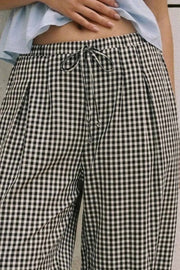 Pantalón estampado de fit balloon, cintura alta con pretina elástica y jareta frontal ajustable, pinzas frontales, bajo globo elástico y bolsillos delanteros.