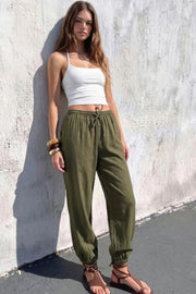 Pantalón de lino, fit balloon, cintura alta con pretina elástica y jareta frontal ajustable, bolsillos delanteros y rib elástico en bajo.