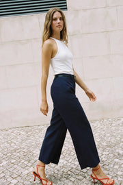 Pantalón de fit culotte, cintura alta con trabillas y cinturón delgado con hebilla en contraste, detalle de raya frontal y posterior. Cierre lateral con cremallera oculta.