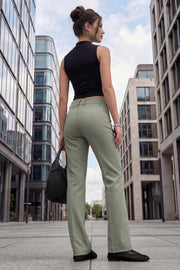 Pantalón ajustado de fit flare, cintura alta con pretina y trabillas, raya frontal y posterior, cierre con cremallera oculta y botones.