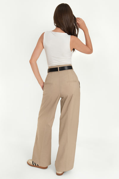 Pantalón de fit flare, cintura alta con trabillas, pinzas frontales, detalle de raya frontal y posterior, bolsillos delanteros y vivos decorativos posteriores. Cierre frontal con broche y cremallera ocultos.