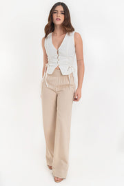 Pantalón fluido de fit recto, cintura alta elástica con pretina fruncida, olanes en borde y bolsillos delanteros.