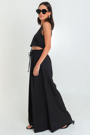 Pantalón de fit palazzo, cintura alta con pretina elástica, olanes en borde y jareta frontal ajustable. Detalle de textura a rayas en tejido.