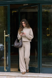 Pantalón fluido canalé de fit palazzo y cintura media con pretina elástica.