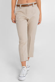 Pantalón de fit recto, cintura alta con pretina y trabillas, bolsillos delanteros, vivos decorativos posteriores y detalle de raya frontal y posterior. Cinturón en contraste con hebilla y cierre fronta con broche y cremallera ocultos.
