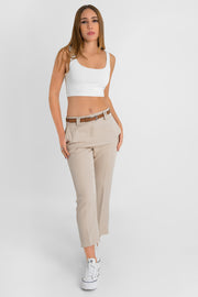 Pantalón de fit recto, cintura alta con pretina y trabillas, bolsillos delanteros, vivos decorativos posteriores y detalle de raya frontal y posterior. Cinturón en contraste con hebilla y cierre fronta con broche y cremallera ocultos.
