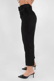 Pantalón de fit recto, pinzas frontales, bolsillos delanteros, vivo decorativo posterior, cintura alta con pretina y trabillas. Detalle de cinturón con hebilla del mismo tejido y cierre frontal con cremallera oculta.