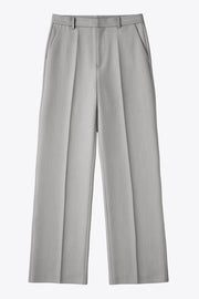 Pantalón de fit recto, cintura alta con pretina y trabillas, bolsillos delanteros y posteriores decorativos con cartera, raya frontal, cierre con broche y cremallera ocultos.