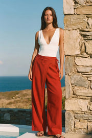 Pantalón de lino, fit wide leg, cintura alta, pretina elástica posterior y cruce frontal con lazo amarrable lateral.
