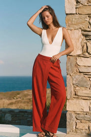 Pantalón de lino, fit wide leg, cintura alta, pretina elástica posterior y cruce frontal con lazo amarrable lateral.