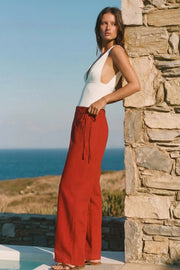 Pantalón de lino, fit wide leg, cintura alta, pretina elástica posterior y cruce frontal con lazo amarrable lateral.