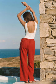 Pantalón de lino, fit wide leg, cintura alta, pretina elástica posterior y cruce frontal con lazo amarrable lateral.