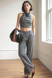 Pantalón de fit wide leg, cintura alta con pretina y trabillas, pinzas frontales con raya frontal, bolsillos delanteros, vivo decorativo posterior, cierre frontal con broche y cremallera ocultos.