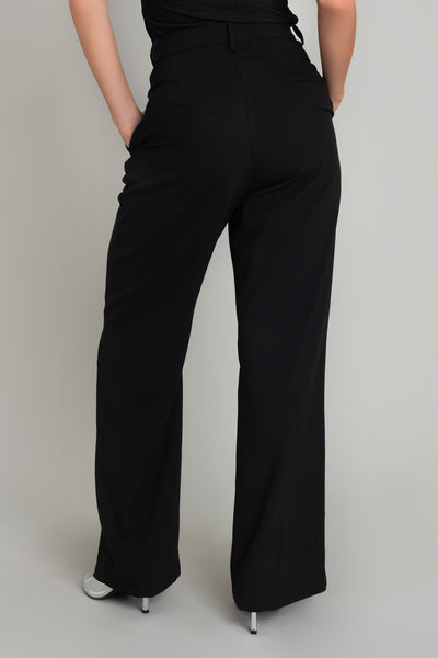 Pantalón de fit wide leg, cintura alta con pretina y trabillas, pinzas frontales con raya frontal, bolsillos delanteros, vivo decorativo posterior, cierre frontal con broche y cremallera ocultos.