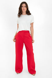 Pantalón de fit wide leg, cintura alta con pretina y trabillas, pinzas frontales con raya frontal, bolsillos delanteros, vivo decorativo posterior, cierre frontal con broche y cremallera ocultos.
