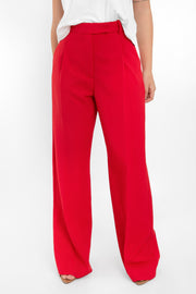 Pantalón de fit wide leg, cintura alta con pretina y trabillas, pinzas frontales con raya frontal, bolsillos delanteros, vivo decorativo posterior, cierre frontal con broche y cremallera ocultos.