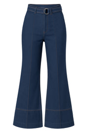 Pantalón de denim, fit flare, cintura alta con pretina y trabillas, cinturón del mismo tejido con hebilla en contraste y detalle de raya central con costuras decorativas en bajo. Cierre frontal con botón y cremallera oculta.