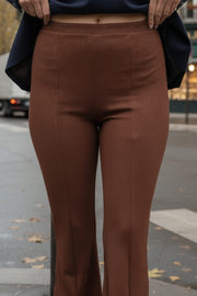 Pantalón canalé ajustado, de fit flare y cintura alta con pretina elástica. Detalle de costura decorativa frontal.