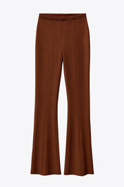 Pantalón canalé ajustado, de fit flare y cintura alta con pretina elástica. Detalle de costura decorativa frontal.
