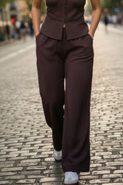 Pantalón de fit fluido, cintura alta con pretina elástica, bolsillos delanteros y detalle de textura en tejido.