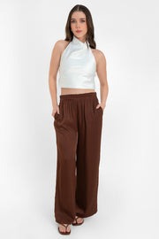 Pantalón fluido de fit wide leg, cintura alta con pretina elástica y bolsillos delanteros.