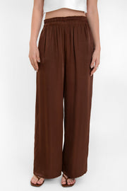 Pantalón fluido de fit wide leg, cintura alta con pretina elástica y bolsillos delanteros.