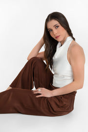 Pantalón fluido de fit wide leg, cintura alta con pretina elástica y bolsillos delanteros.