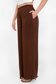 Pantalón fluido de fit wide leg, cintura alta con pretina elástica y bolsillos delanteros.