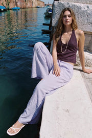 Pantalón fluido de fit palazzo, cintura media con pretina elástica y jareta frontal ajustable.