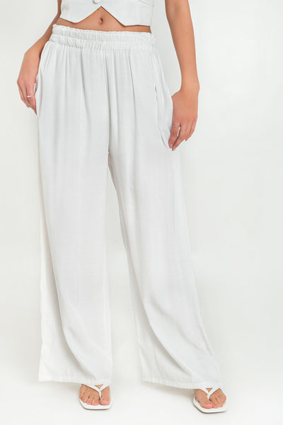 Pantalón fluido de fit wide leg, cintura alta con pretina elástica y bolsillos delanteros.