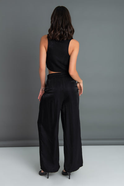 Pantalón fluido de fit wide leg, cintura alta con pretina elástica y bolsillos delanteros.