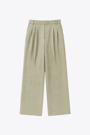 Pantalón de fit wide leg, cintura alta, con pretina y trabillas, bolsillos delanteros, pinzas frontales, cierre frontal con broche y cremallera ocultas.