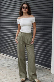 Pantalón fluido de fit wide leg, pinzas frontales, bolsillos delanteros y cintura alta con pretina elástica posterior.