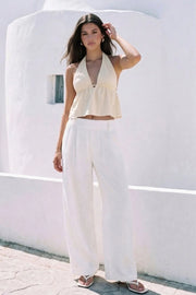 Pantalón fluido de fit wide leg, pinzas frontales, bolsillos delanteros y cintura alta con pretina elástica posterior.
