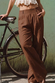 Pantalón fluido de fit wide leg, pinzas frontales, bolsillos delanteros y cintura alta con pretina elástica posterior.