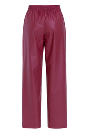 Pantalón de efecto piel, fit wide leg, cintura alta con pretina elástica y bolsillos delanteros.