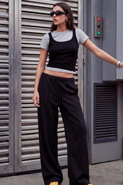 Pantalón de fit wide leg, bolsillos delanteros, detalle de raya frontal, cintura alta con pretina elástica y jareta frontal ajustable.