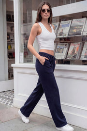Pantalón de fit wide leg, bolsillos delanteros, detalle de raya frontal, cintura alta con pretina elástica y jareta frontal ajustable.