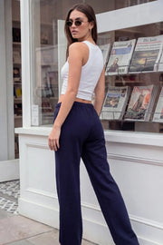 Pantalón de fit wide leg, bolsillos delanteros, detalle de raya frontal, cintura alta con pretina elástica y jareta frontal ajustable.