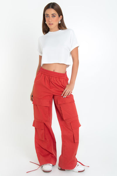 Pantalón jogger de fit recto, cintura alta con pretina elástica, bolsillos delanteros, frontales y posteriores cargo con cartera. Detalle de bajo con jareta ajustable.