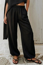 Pantalón fluido de fit jogger, cintura alta con pretina elástica, bolsillos delanteros y rib elástico en bajo.