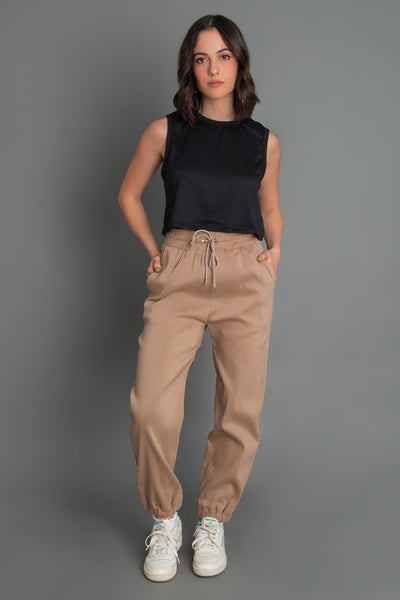 Pantalón jogger de fit recto, cintura alta con pretina y bajo elásticos, jareta ajustable en cintura y bolsillos delanteros.