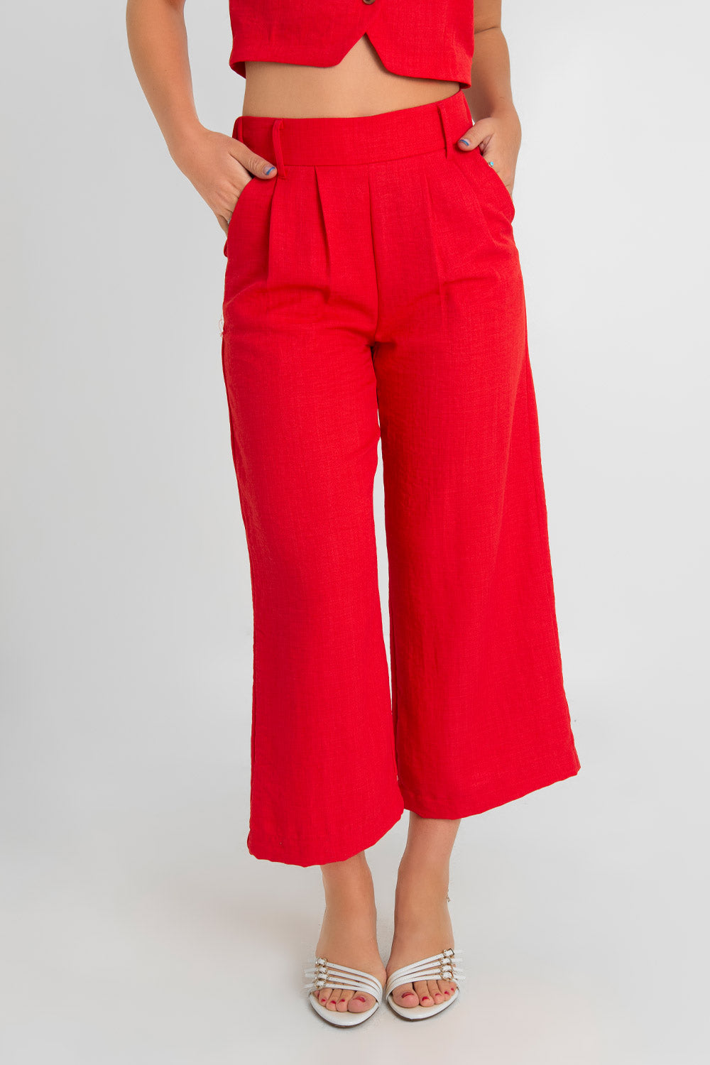 Pantalón ligero de fit culotte, bolsillos delanteros, pinzas frontales, cintura alta con trabillas y pretina elástica posterior.