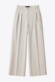 Pantalón de lino, fit wide leg, cintura alta con pretina y trabillas, pinzas frontales, bolsillos delanteros, detalle de raya frontal y posterior . Cierre frontal con botón y cremallera oculta.
