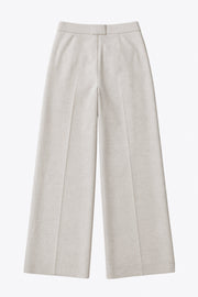 Pantalón de lino, fit wide leg, cintura alta con pretina y trabillas, pinzas frontales, bolsillos delanteros, detalle de raya frontal y posterior . Cierre frontal con botón y cremallera oculta.