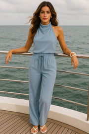Pantalón fluido de fit recto, bolsillos delanteros, cintura media con pretina elástica y jareta frontal ajustable.