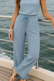Pantalón fluido de fit recto, bolsillos delanteros, cintura media con pretina elástica y jareta frontal ajustable.
