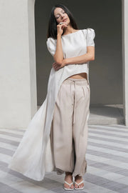 Pantalón fit barrel de cintura media con pretina elástica, jareta frontal ajustable y rib elástico en bajo.