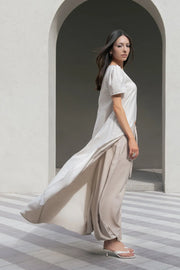 Pantalón fit barrel de cintura media con pretina elástica, jareta frontal ajustable y rib elástico en bajo.