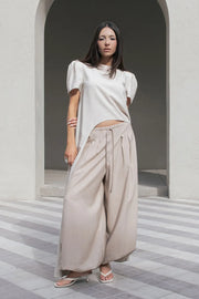 Pantalón fit barrel de cintura media con pretina elástica, jareta frontal ajustable y rib elástico en bajo.